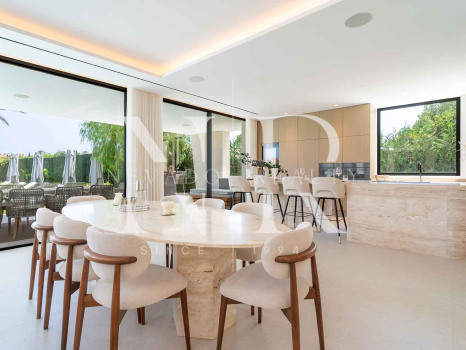 Villa for sale in Los Monteros Playa, Marbella