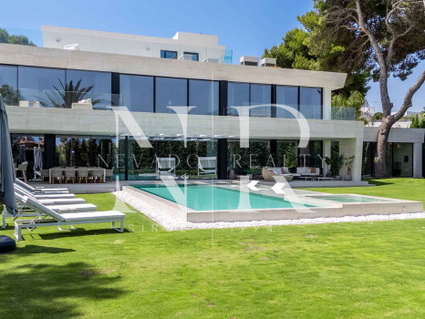 Villa for sale in Los Monteros Playa, Marbella