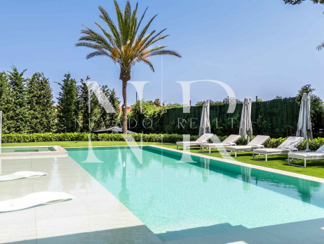Villa for sale in Los Monteros Playa, Marbella