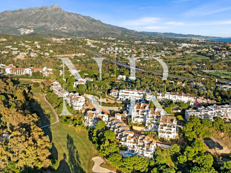 Apartamento con vistas a La Quinta Golf & Country Club, Benahavís, en venta