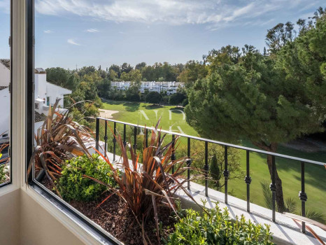 Apartment with views of La Quinta Golf & Country Club, Benahavís, for sale