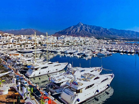 Apartment with views of La Quinta Golf & Country Club, Benahavís, for sale