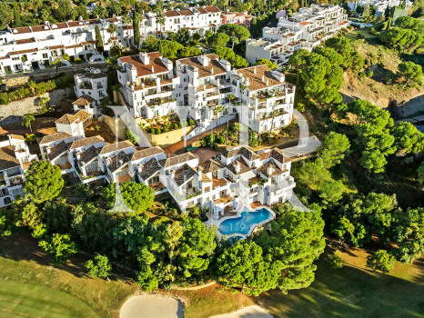 Apartamento con vistas a La Quinta Golf & Country Club, Benahavís, en venta