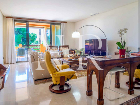 Apartamento con vistas al mar en Mansion Club, Marbella en venta