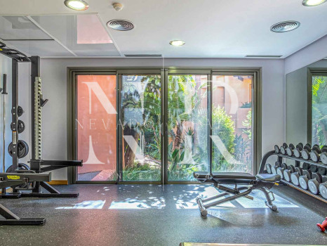 Apartamento con vistas al mar en Mansion Club, Marbella en venta