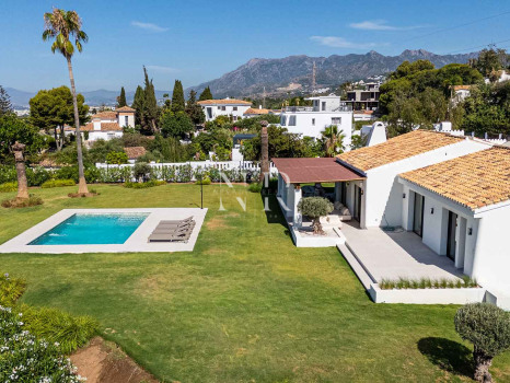 Villa con vistas al mar en El Rosario, Marbella en venta