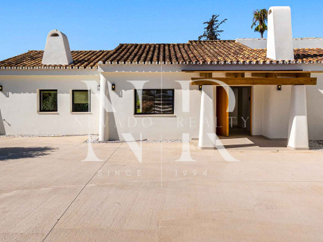 Villa con vistas al mar en El Rosario, Marbella en venta