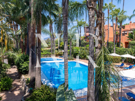 Adosada completamente reformada en alquiler de larga temporada en Urbanización Monte Marbella Club.