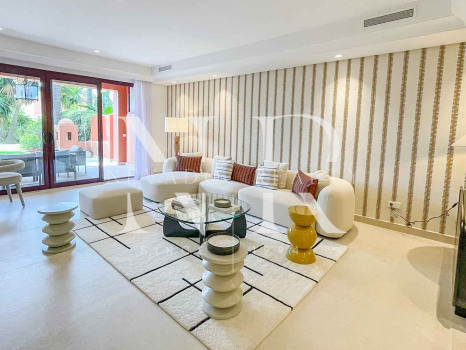 Adosada completamente reformada en alquiler de larga temporada en Urbanización Monte Marbella Club.