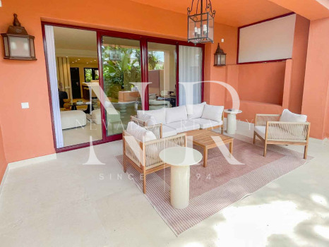 Adosada completamente reformada en alquiler de larga temporada en Urbanización Monte Marbella Club.