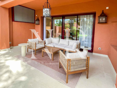 Adosada completamente reformada en alquiler de larga temporada en Urbanización Monte Marbella Club.
