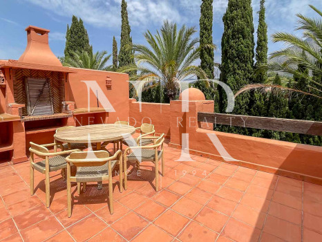 Adosada completamente reformada en alquiler de larga temporada en Urbanización Monte Marbella Club.