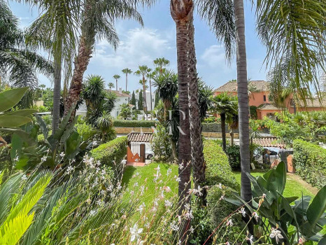 Fully refurbished semi-detached house available for long-term let in the Monte Marbella Club residential complex