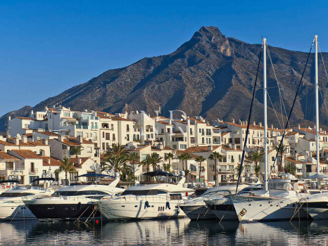 Fully refurbished semi-detached house available for long-term let in the Monte Marbella Club residential complex