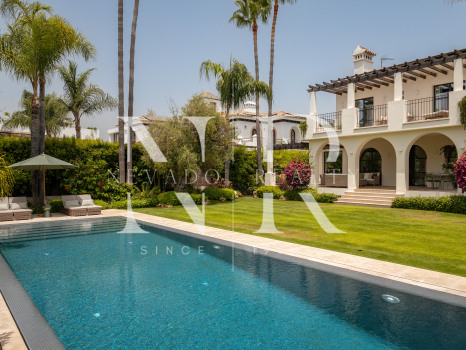 Beach side Villa in San Pedro de Alcántara for Sale