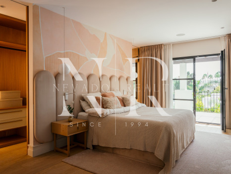 Beach side Villa in San Pedro de Alcántara for Sale