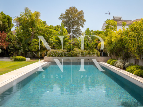 Beach side Villa in San Pedro de Alcántara for Sale