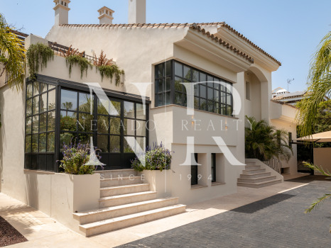 Beach side Villa in San Pedro de Alcántara for Sale