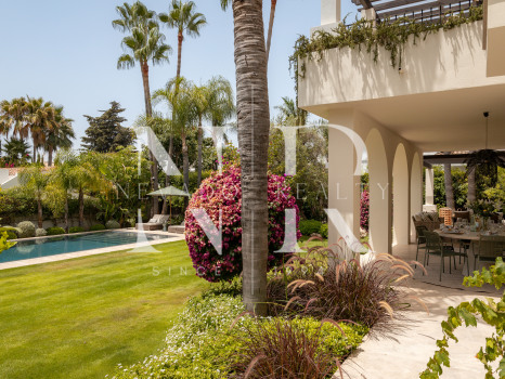 Beach side Villa in San Pedro de Alcántara for Sale