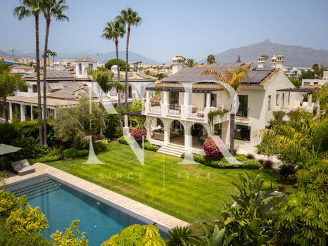 Beach side Villa in San Pedro de Alcántara for Sale