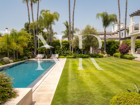 Beach side Villa in San Pedro de Alcántara for Sale