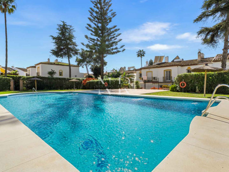 Adosada en El Campanario, Estepona en venta
