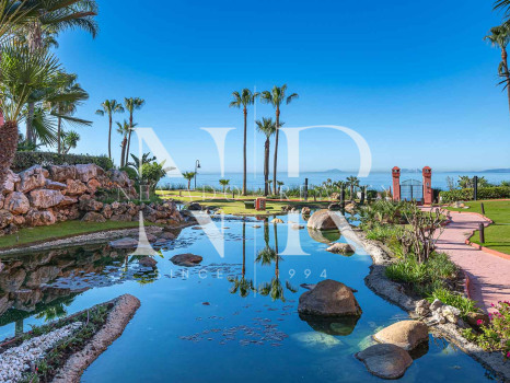 Apartment with sea views in a beachfront setting in Cabo Bermejo, Estepona, for sale