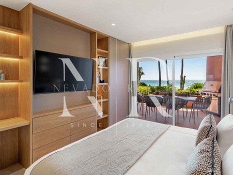 Apartment with sea views in a beachfront setting in Cabo Bermejo, Estepona, for sale