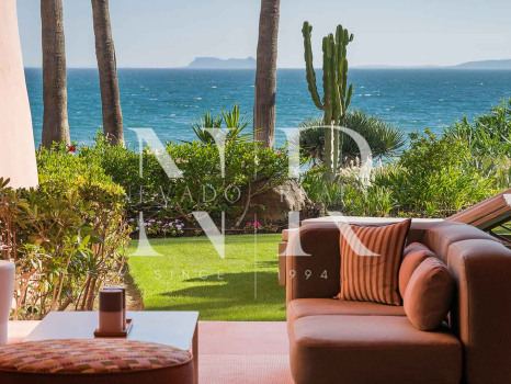 Apartment with sea views in a beachfront setting in Cabo Bermejo, Estepona, for sale