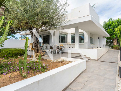 Villa for sale in Huerta Belón, Marbella