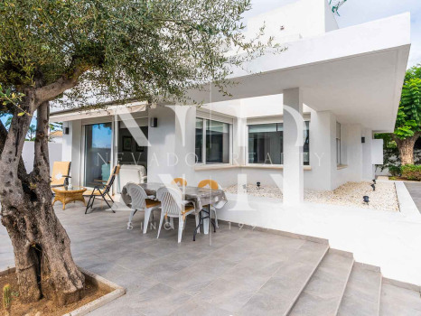 Villa for sale in Huerta Belón, Marbella