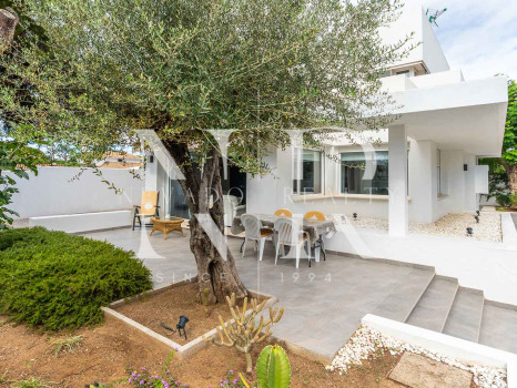 Villa for sale in Huerta Belón, Marbella
