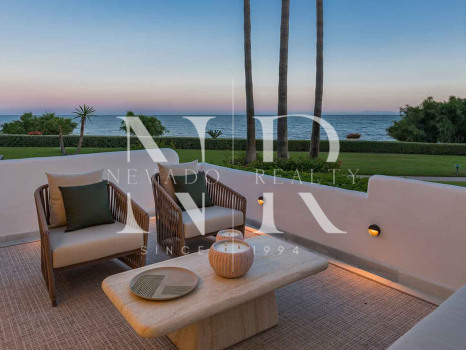 Apartamento en venta en Alcazaba Beach, Estepona en primera línea de playa