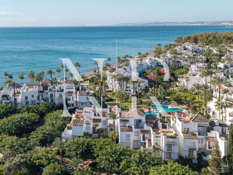 Apartamento en venta en Alcazaba Beach, Estepona en primera línea de playa