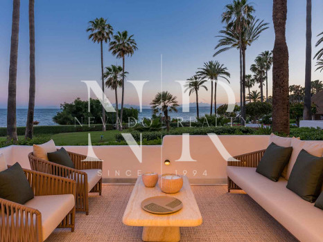 Apartamento en venta en Alcazaba Beach, Estepona en primera línea de playa