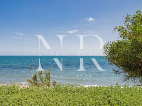 Apartamento en venta en Alcazaba Beach, Estepona en primera línea de playa