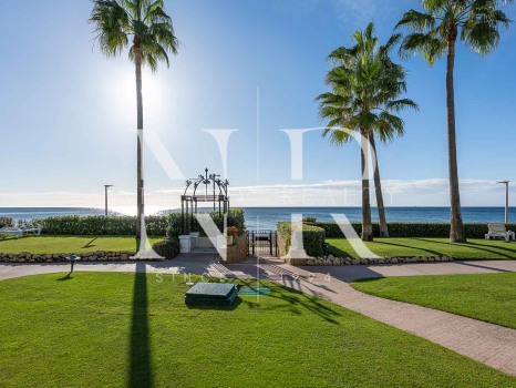 Apartamento en venta en Alcazaba Beach, Estepona en primera línea de playa