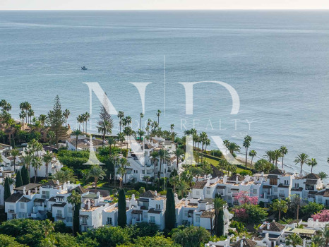 Apartamento en venta en Alcazaba Beach, Estepona en primera línea de playa