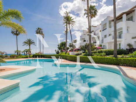 Apartamento en venta en Alcazaba Beach, Estepona en primera línea de playa