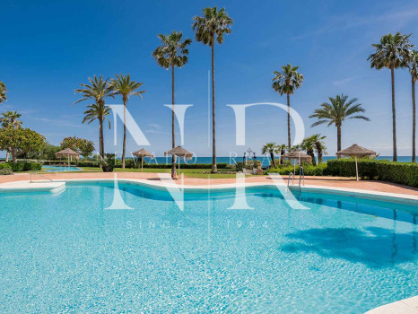 Apartamento en venta en Alcazaba Beach, Estepona en primera línea de playa