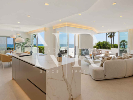 Apartamento en venta en Alcazaba Beach, Estepona en primera línea de playa