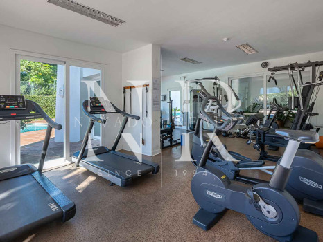 Apartamento en venta en Alcazaba Beach, Estepona en primera línea de playa