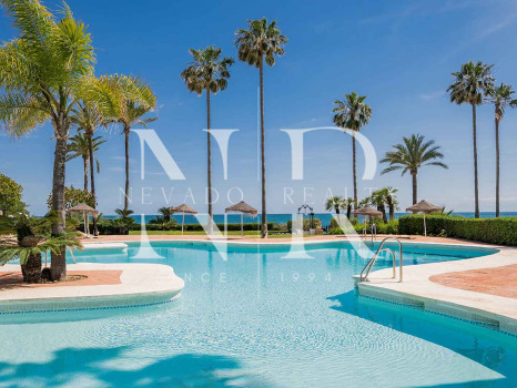 Apartamento en venta en Alcazaba Beach, Estepona en primera línea de playa