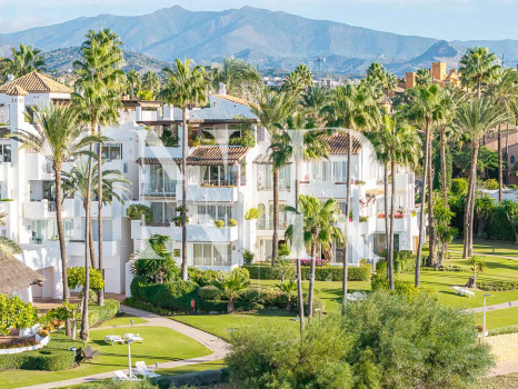 Apartamento en venta en Alcazaba Beach, Estepona en primera línea de playa