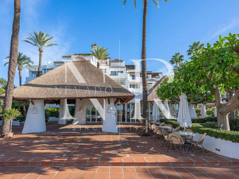 Apartamento en venta en Alcazaba Beach, Estepona en primera línea de playa