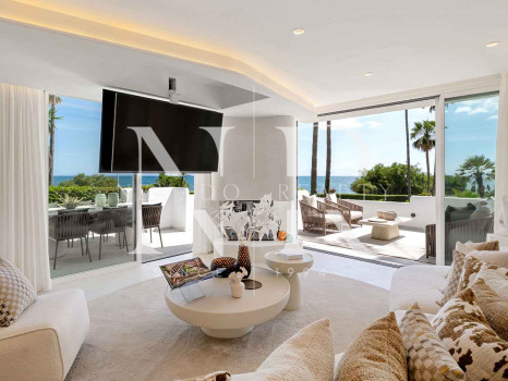 Apartamento en venta en Alcazaba Beach, Estepona en primera línea de playa