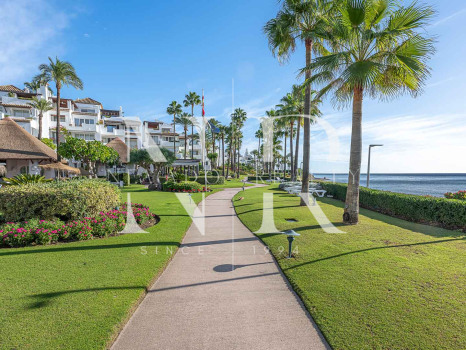 Apartamento en venta en Alcazaba Beach, Estepona en primera línea de playa