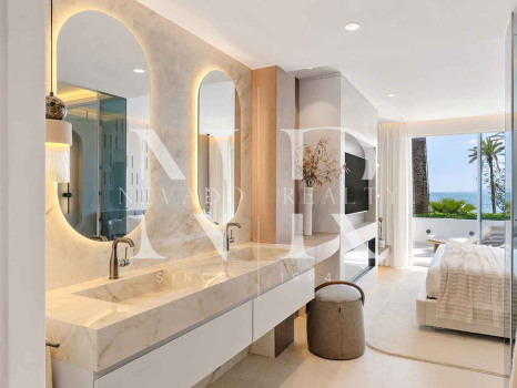 Apartamento en venta en Alcazaba Beach, Estepona en primera línea de playa
