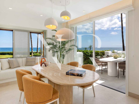 Apartamento en venta en Alcazaba Beach, Estepona en primera línea de playa