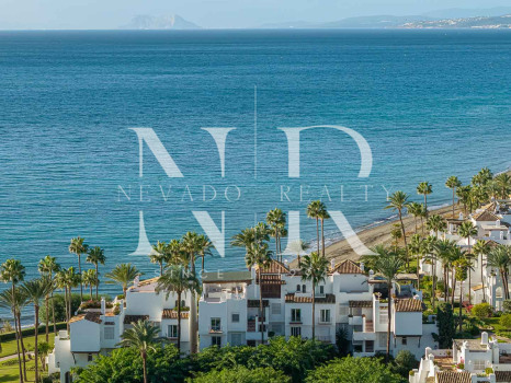 Apartamento en venta en Alcazaba Beach, Estepona en primera línea de playa